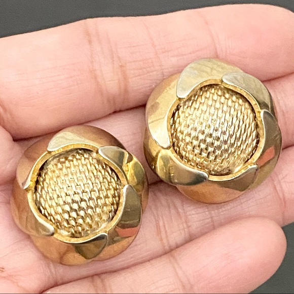 Vintage Unsigned Gold-tone Flower Button Clip On Earrings - Picture 4 of 13